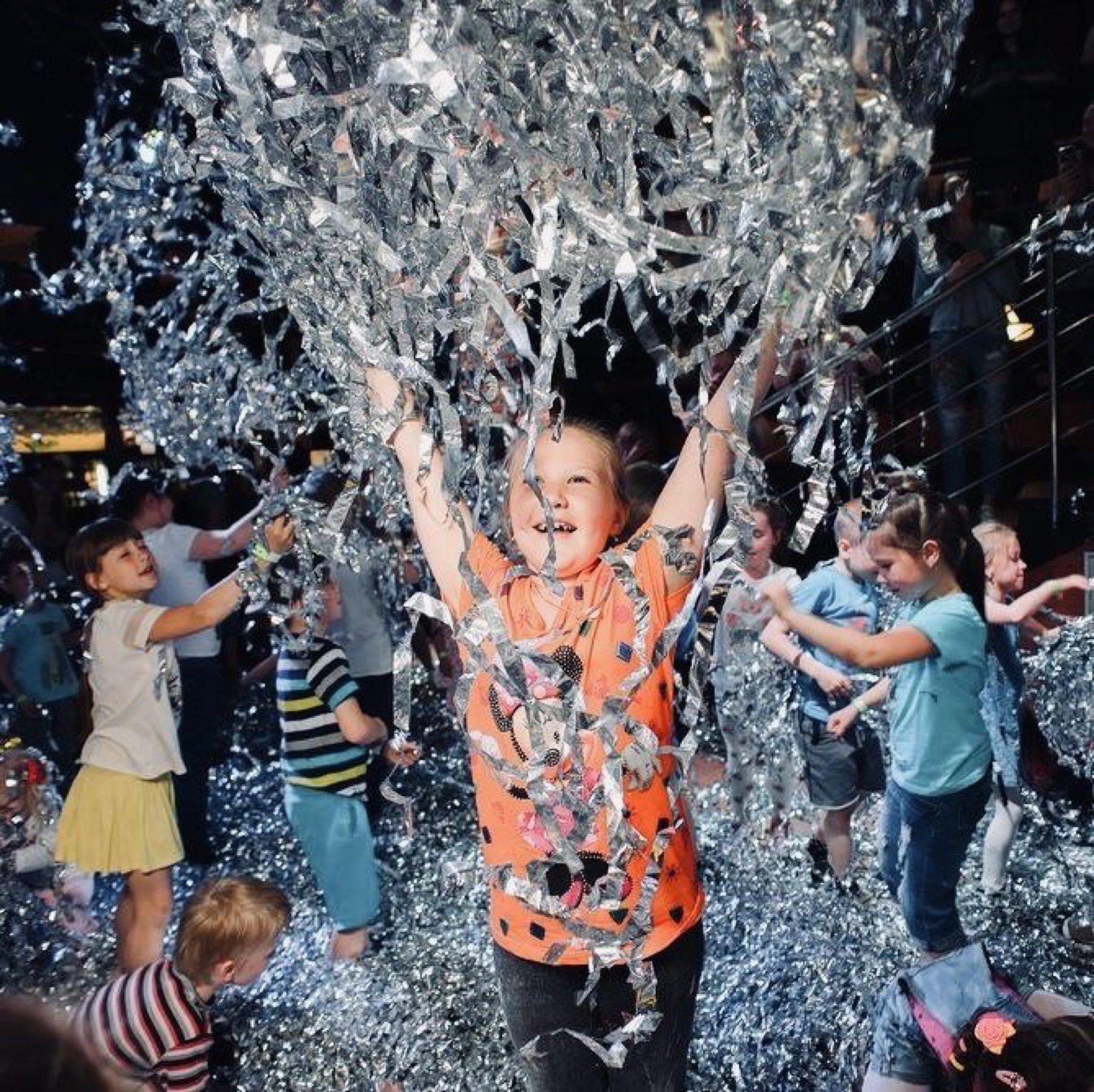 Радость — дети в конфетти-шоу