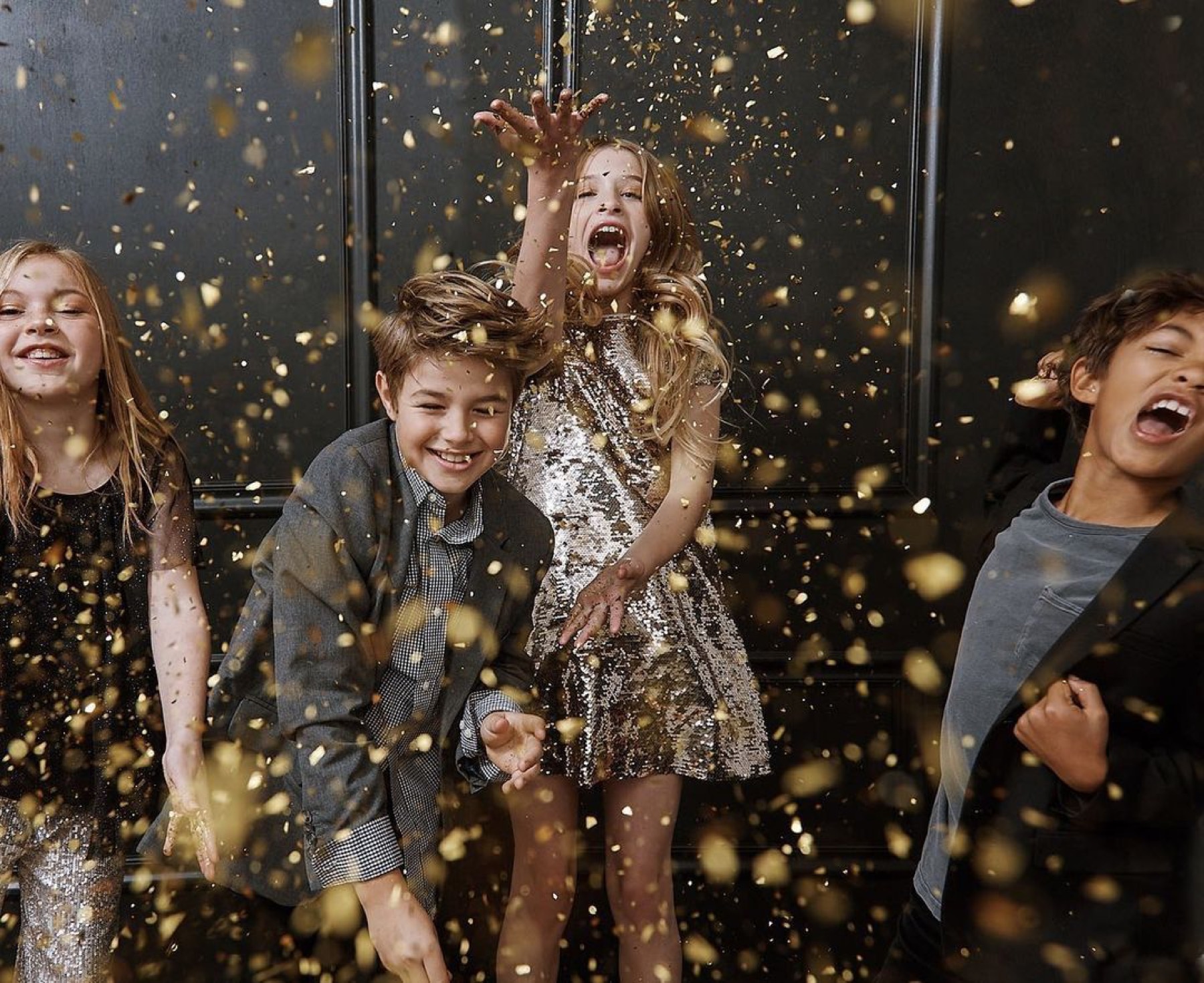 Радость — дети в золотом конфетти