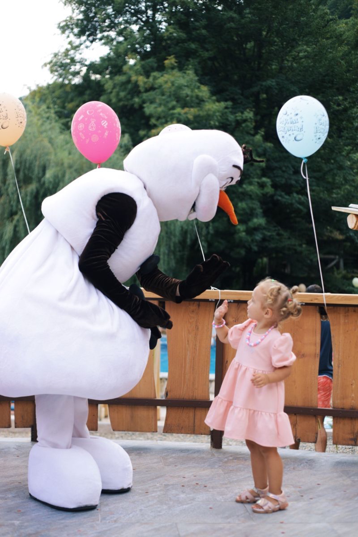 Радость — персонаж и тёплый контакт